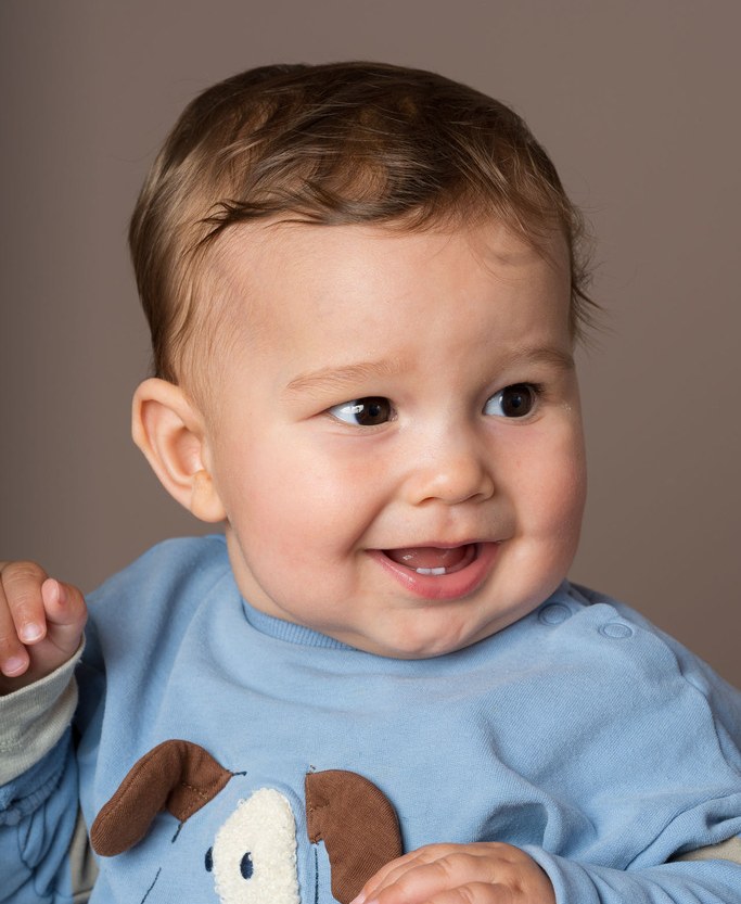 Lachendes Baby mit ersten Zähnen